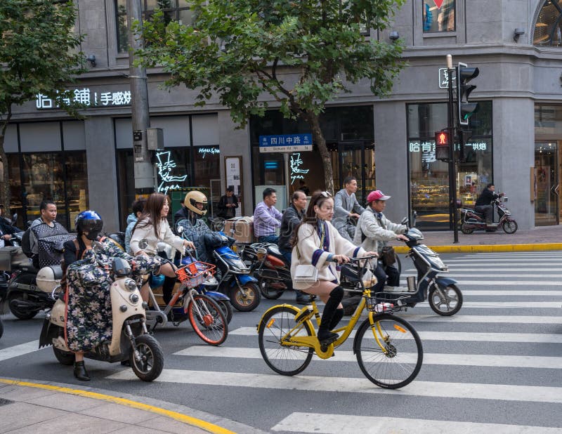 Cykla på den Sichuan vägen i Shanghai arkivfoto Cykla på den Sichuan vägen i Shanghai arkivfoto