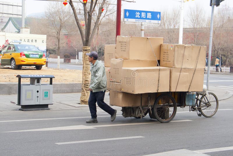 Cykla transport i Kina överlastade med askar beijing royaltyfri fotografi Cykla transport i Kina överlastade med askar beijing royaltyfri fotografi