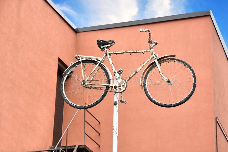 Cykla upp på en mast, ögonstopparen för en reparationsservice arkivbilder Cykla upp på en mast, ögonstopparen för en reparationsservice arkivbilder