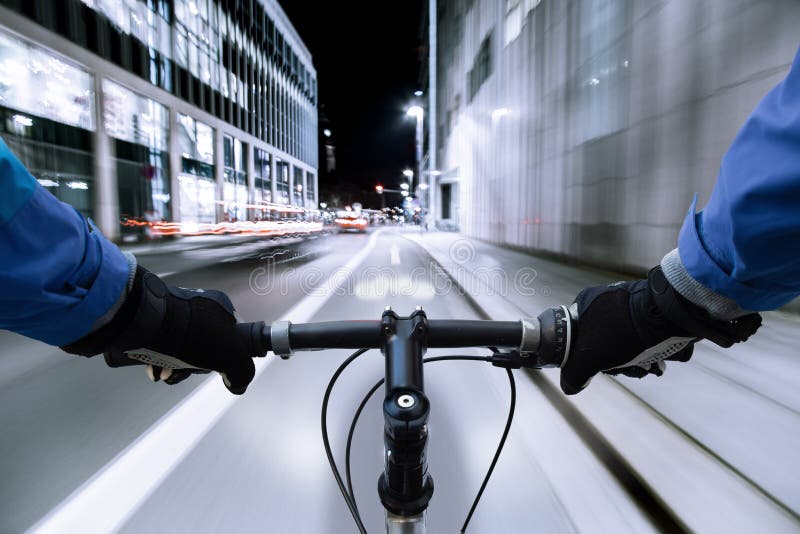 Cyklist på cykelbanan på natten royaltyfria bilder Cyklist på cykelbanan på natten royaltyfria bilder