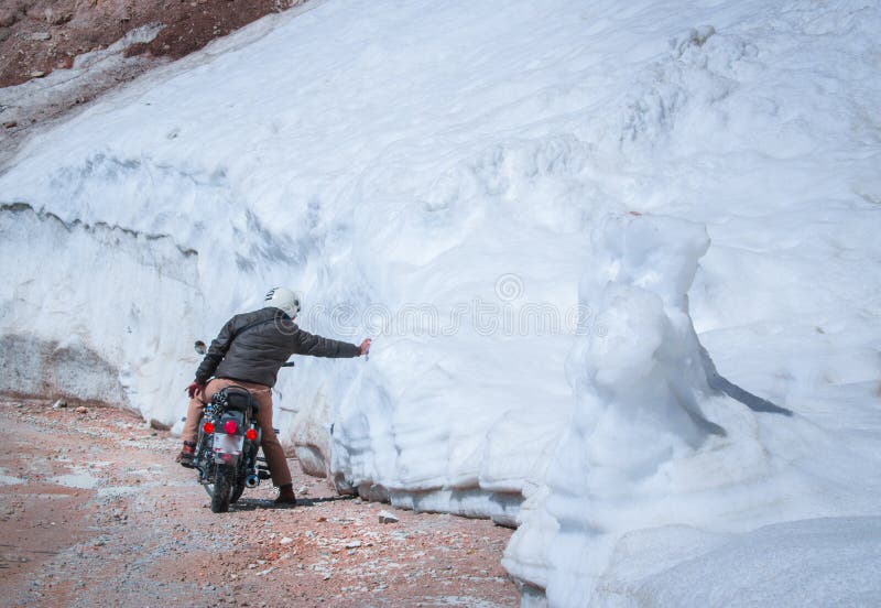 cyklist som trycker på snöridning på enormt snöfall för farliga bergvägar arkivfoto cyklist som trycker på snöridning på enormt snöfall för farliga bergvägar arkivfoto