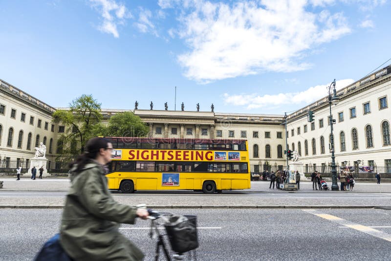 Cyklisten och turnerar bussen på en gata i Berlin, Tyskland arkivbilder Cyklisten och turnerar bussen på en gata i Berlin, Tyskland arkivbilder