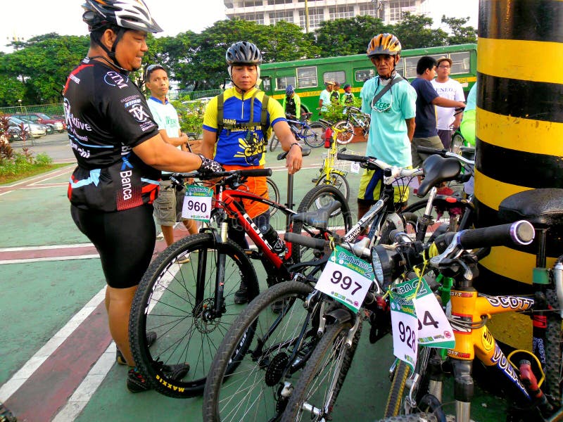 Cyklister samlar för en rolig ritt för cykel i marikinastaden, philippines royaltyfri foto Cyklister samlar för en rolig ritt för cykel i marikinastaden, philippines royaltyfri foto
