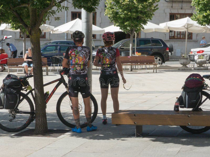 CYKLISTER SOM VILAR I EN PARKERA royaltyfri bild CYKLISTER SOM VILAR I EN PARKERA royaltyfri bild