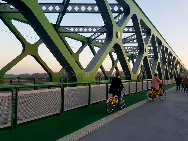 Cykliści na Zielenieją most obraz stock Cykliści na Zielenieją most obraz stock