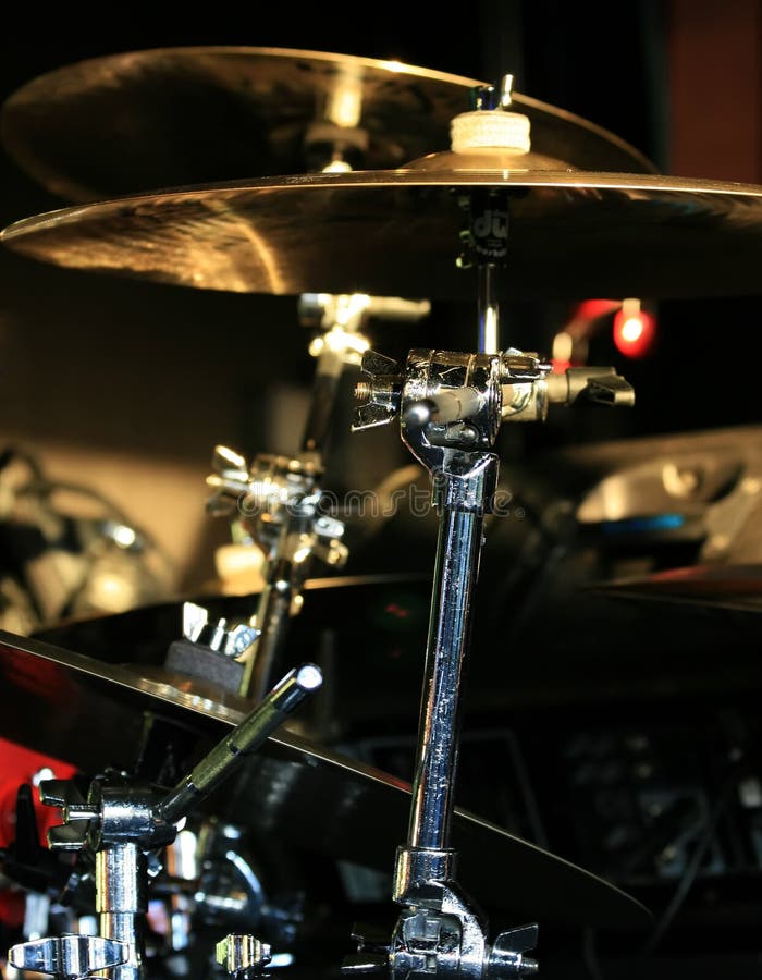 Un set di batteria in fase di preparazione per un rock show.