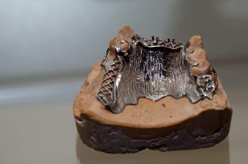 Cyrkon porcelany zębu talerz w dentysty sklepie obrazy stock Cyrkon porcelany zębu talerz w dentysty sklepie obrazy stock