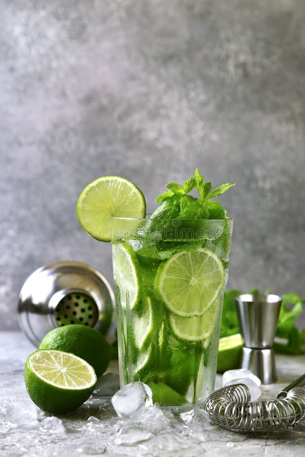 Cytrus cocktail mojito z wapnem i miętą w wysokiej szklance obraz stock Cytrus cocktail mojito z wapnem i miętą w wysokiej szklance obraz stock