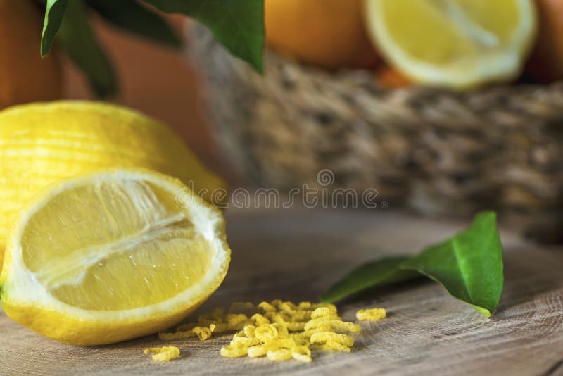Cytryny i cytryn zests na drewnianym nazwa użytkownika przodzie życie fotografia jarzynowy kosz, wciąż, zakończenie w górę obrazy royalty free Cytryny i cytryn zests na drewnianym nazwa użytkownika przodzie życie fotografia jarzynowy kosz, wciąż, zakończenie w górę obrazy royalty free