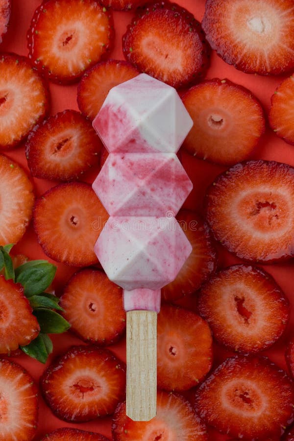 cz?steczkowa kuchnia lody na kiju na truskawkowym plasterek czerwieni tle zdjęcie stock cz?steczkowa kuchnia lody na kiju na truskawkowym plasterek czerwieni tle zdjęcie stock