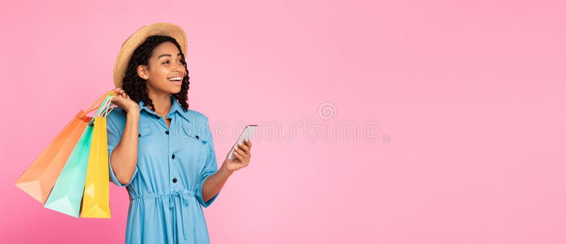 Czarna dama przy użyciu telefonu niosącego torby na zakupy w Studio Panorama obrazy royalty free