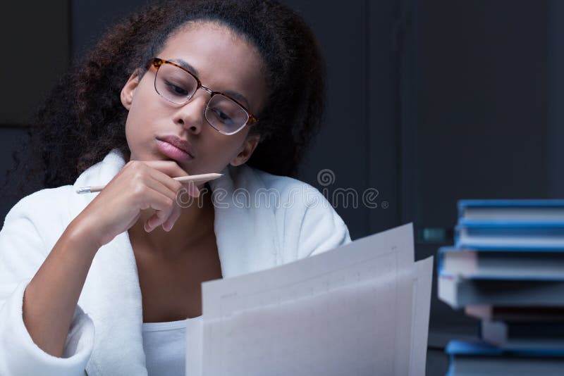 Czarna dziewczyna czyta dokument
