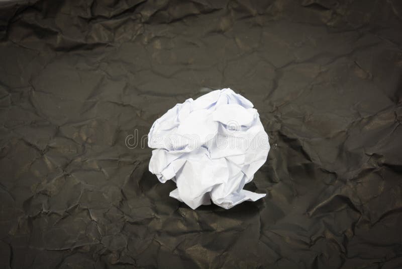 Czarna papierowa piłka gofruje odizolowywa zdjęcie stock Czarna papierowa piłka gofruje odizolowywa zdjęcie stock