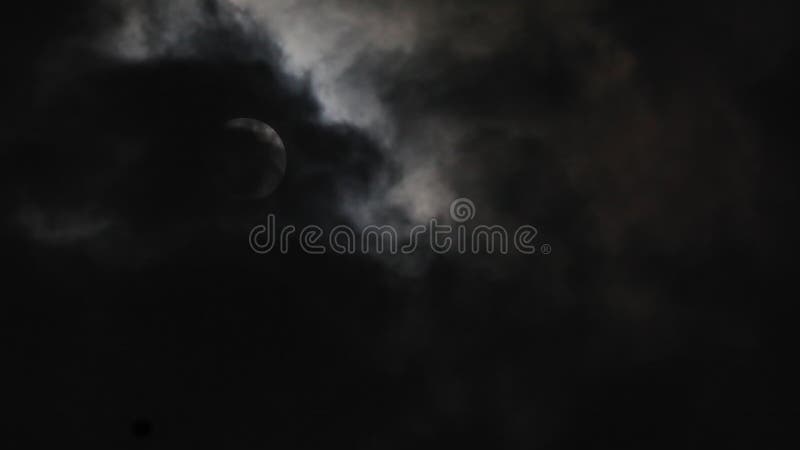 Czarne chmury przechodzi przed księżyc w nocnym niebie Plenerowy przy nighttime