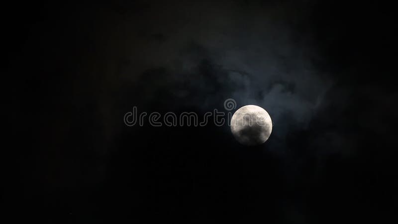 Czarne chmury przechodzi przed księżyc w nocnym niebie Plenerowy przy nighttime