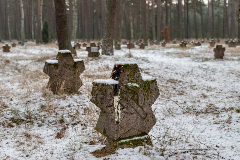 Czarne, pomorskie/Polônia - fevereiro, 01, 2019: Cidade de Czarne, cemitério soviético no local de Stalag II B foto de stock Czarne, pomorskie/Polônia - fevereiro, 01, 2019: Cidade de Czarne, cemitério soviético no local de Stalag II B foto de stock