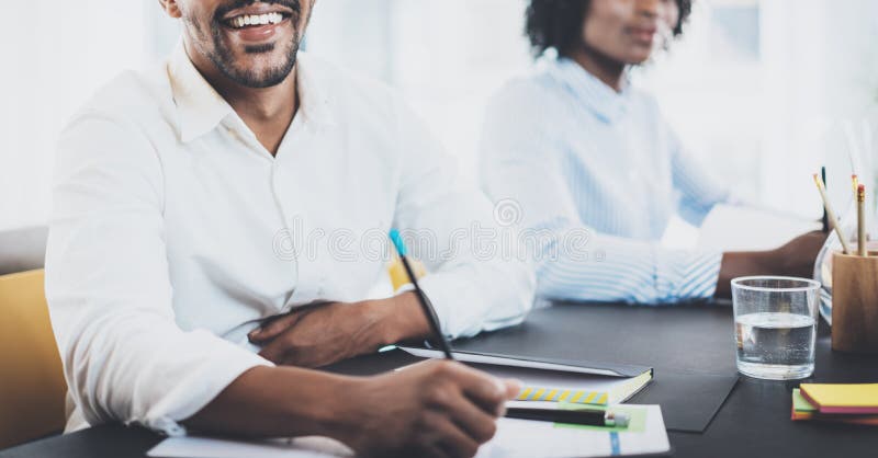 Czarnego Afrykanina biznesmen ono uśmiecha się w pokoju konferencyjnym Dwa młodego przedsiębiorcy pracuje wpólnie w nowożytnym bi fotografia royalty free Czarnego Afrykanina biznesmen ono uśmiecha się w pokoju konferencyjnym Dwa młodego przedsiębiorcy pracuje wpólnie w nowożytnym bi fotografia royalty free