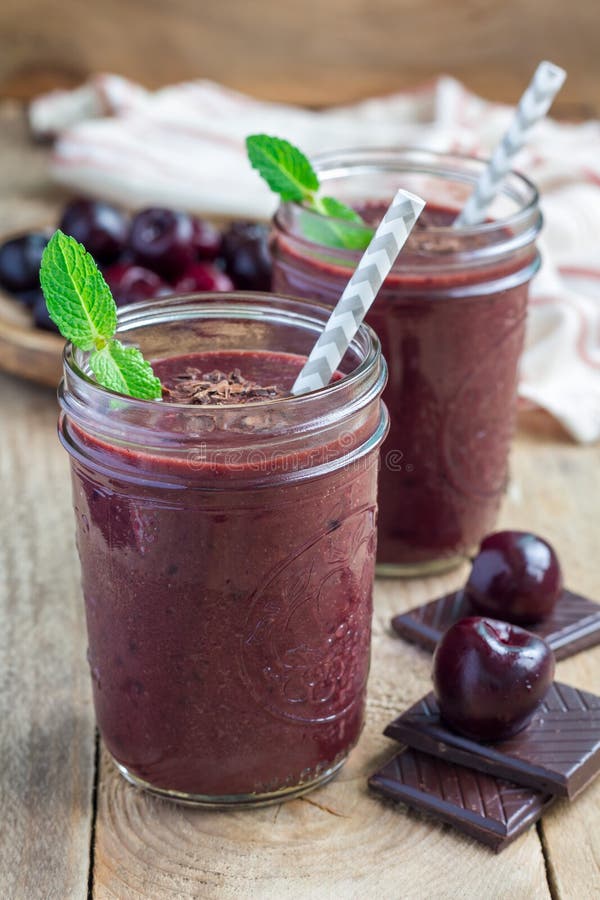 Czarnego lasu smoothie z wiśnią, migdału mlekiem i cacao pionowo, obrazy stock Czarnego lasu smoothie z wiśnią, migdału mlekiem i cacao pionowo, obrazy stock