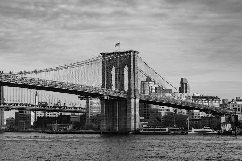 Czarno-białe zdjęcie mostu Brooklyńskiego nad wschodnią rzeką między Brooklynem a Manhattanem zdjęcie royalty free Czarno-białe zdjęcie mostu Brooklyńskiego nad wschodnią rzeką między Brooklynem a Manhattanem zdjęcie royalty free