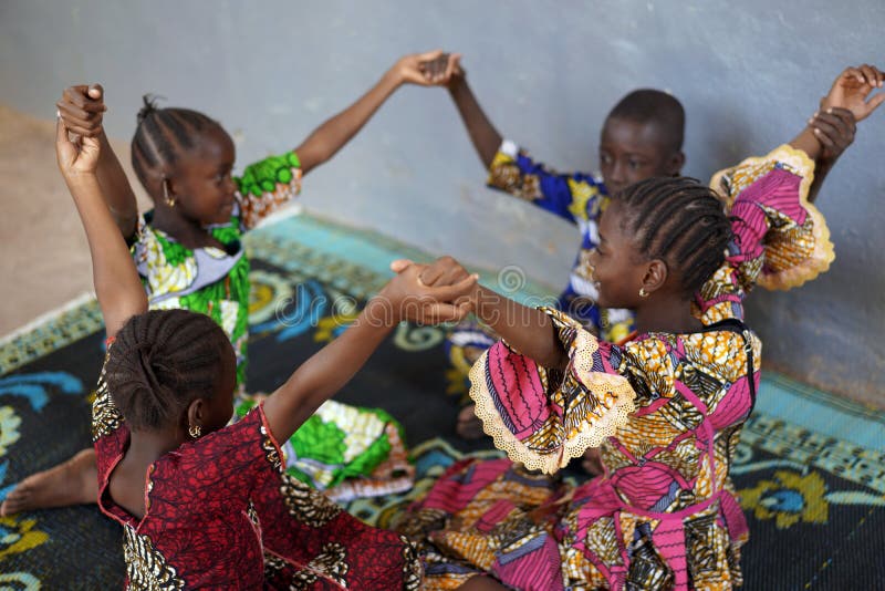 Czarnoafrykańskie dzieci pochodzenia etnicznego bawiące się z przyjaciółmi
