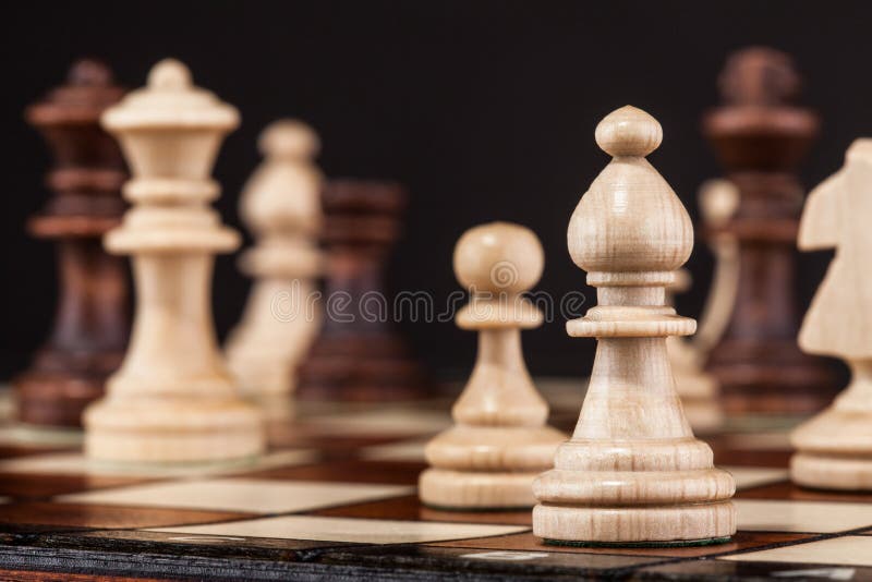 czarny deskowego czeka koniec gry biznesowego głównej atrakci kumpla strat metafory szachy monochrom nad sukcesem strategii bierz