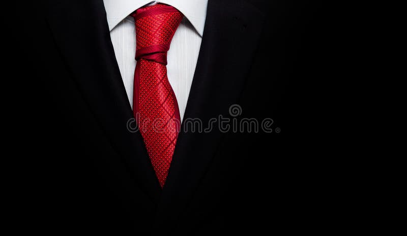 Czarny garnitur z krawatem
