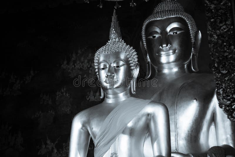 Czarny i biały fotografia Buddha statua i tajlandzka sztuki architektura w Wacie Bovoranives, Bangkok, Tajlandia zdjęcie stock Czarny i biały fotografia Buddha statua i tajlandzka sztuki architektura w Wacie Bovoranives, Bangkok, Tajlandia zdjęcie stock