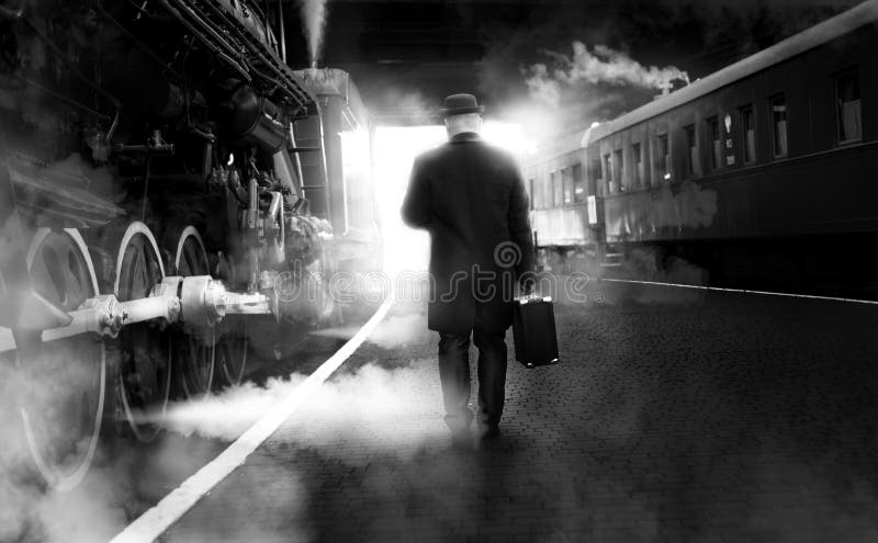 Czarny i biały fotografia mężczyzna w rocznika odzieżowym odprowadzeniu na railw obrazy stock Czarny i biały fotografia mężczyzna w rocznika odzieżowym odprowadzeniu na railw obrazy stock