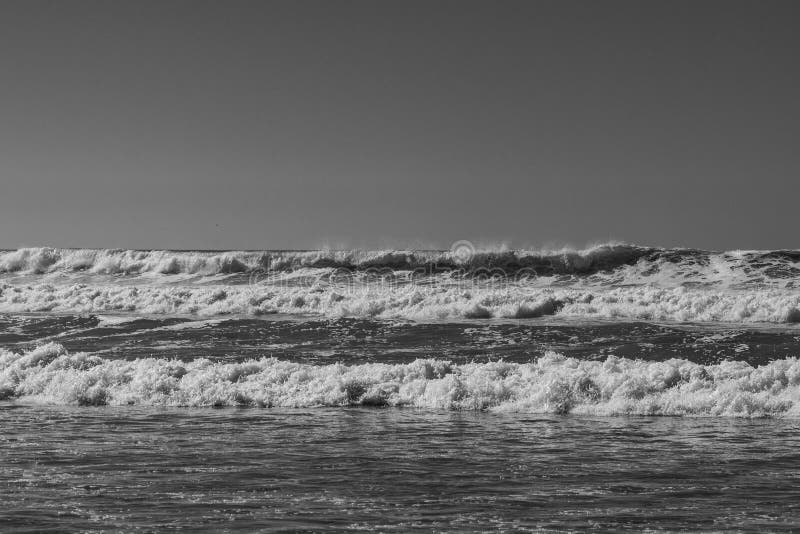 Czarny i biały monochromatyczny wizerunek łamanie oceanu fale obrazy stock Czarny i biały monochromatyczny wizerunek łamanie oceanu fale obrazy stock