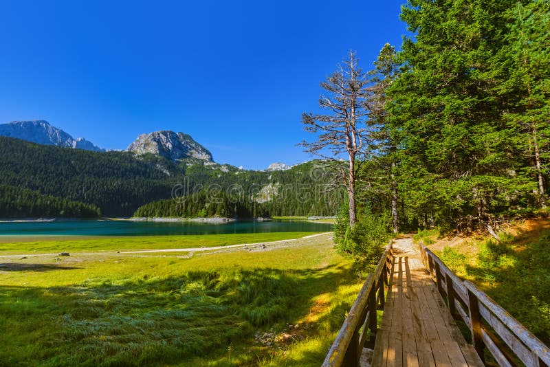 Czarny Jeziorny Crno Jezero w Durmitor, Montenegro - zdjęcie stock Czarny Jeziorny Crno Jezero w Durmitor, Montenegro - zdjęcie stock