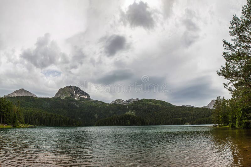 Czarny jezioro w Durmitor parku narodowym w Montenegro zdjęcia stock Czarny jezioro w Durmitor parku narodowym w Montenegro zdjęcia stock