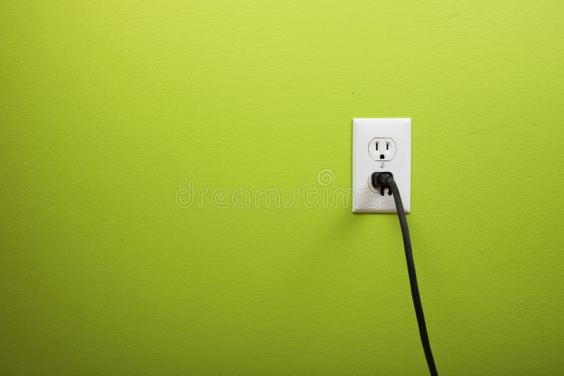 Czarny kablowy elektrycznego ujścia czopujący biel obraz royalty free
