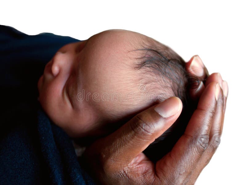 Czarny ojciec trzyma nowonarodzoną dziecka ` s głowę w jego ręki