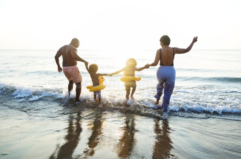 Czarny rodzinny mieć zabawę na plaży