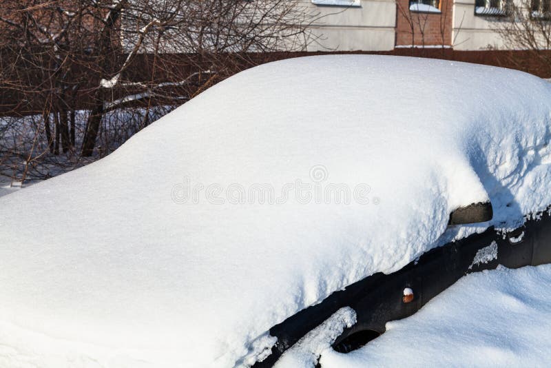 Czarny samochód pod snowdrift outdoors zakończeniem up zdjęcie stock Czarny samochód pod snowdrift outdoors zakończeniem up zdjęcie stock