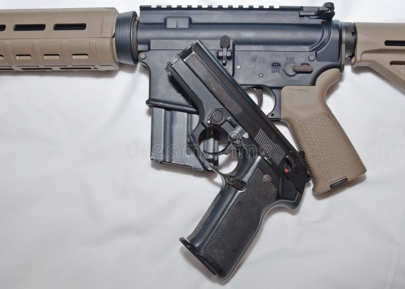 Czarny semiautomatic 40 kaliberu pistolecik na górze czerni i brązu 223 kaliberu AR-15