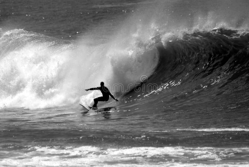 Czarny zdjęcie surfer surfuje white