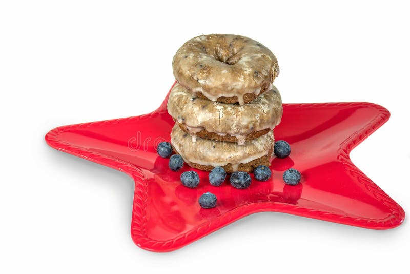 Czarnych jagod donuts na czerwieni gwiazdy talerzu fotografia royalty free Czarnych jagod donuts na czerwieni gwiazdy talerzu fotografia royalty free