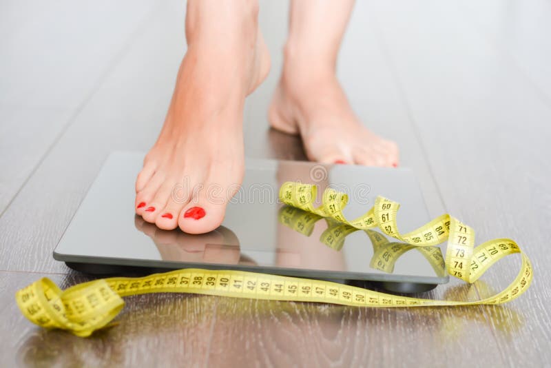 Czas gubić kilo z kobieta ciekami kroczy na ciężar skala