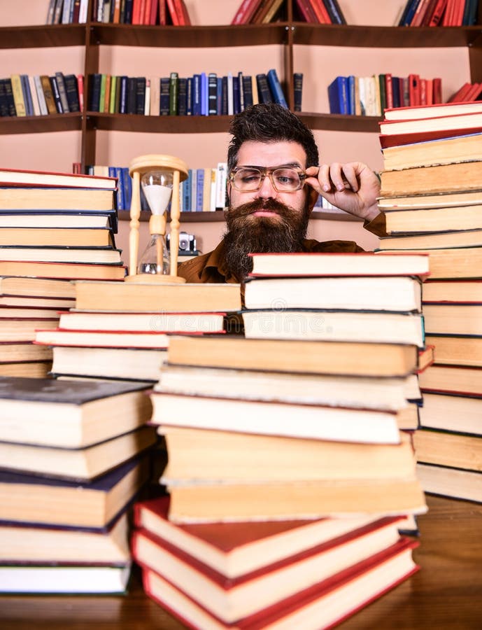 Czasu Spływowy pojęcie Nauczyciel lub uczeń z brody studiowaniem w bibliotece Mężczyzna na poważnym twarzy dopatrywania czasie iś obraz royalty free Czasu Spływowy pojęcie Nauczyciel lub uczeń z brody studiowaniem w bibliotece Mężczyzna na poważnym twarzy dopatrywania czasie iś obraz royalty free