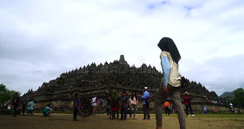 Czasu upływ Borobudur turyści i świątynia