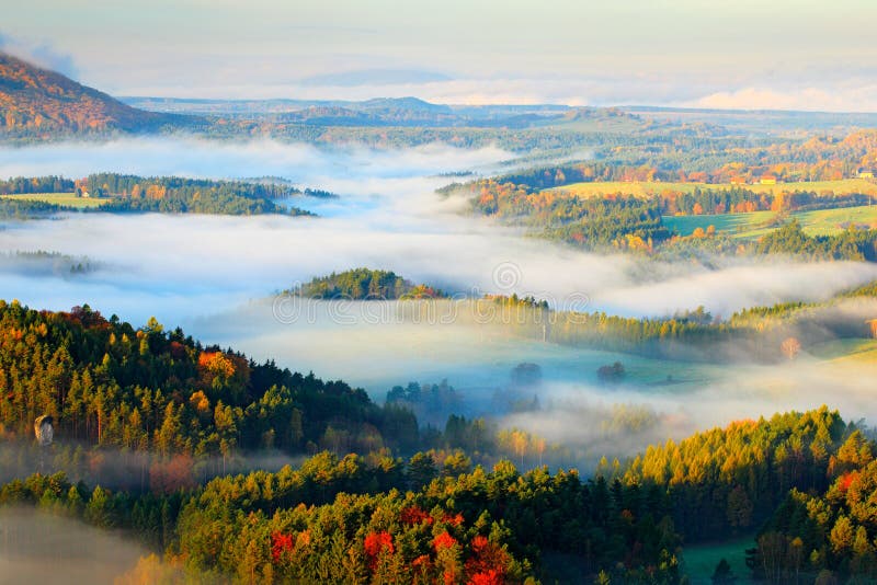Czech jesieni typowy krajobraz Wzgórza i wioski z mgłowym rankiem Ranku spadku dolina czecha Szwajcaria park Wzgórze dowcip