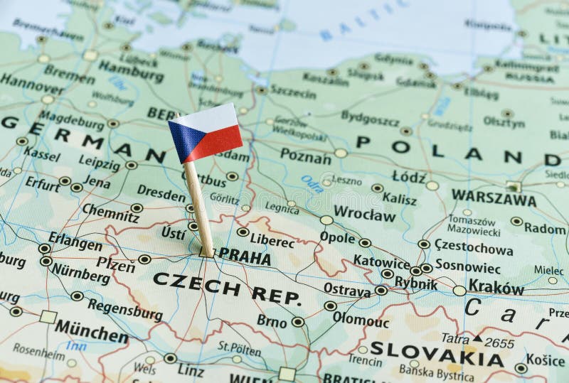 Detailní záběr české republiky vlajku pin na mapě.