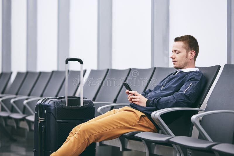 Czekać w lotniskowym terminal zdjęcie stock Czekać w lotniskowym terminal zdjęcie stock