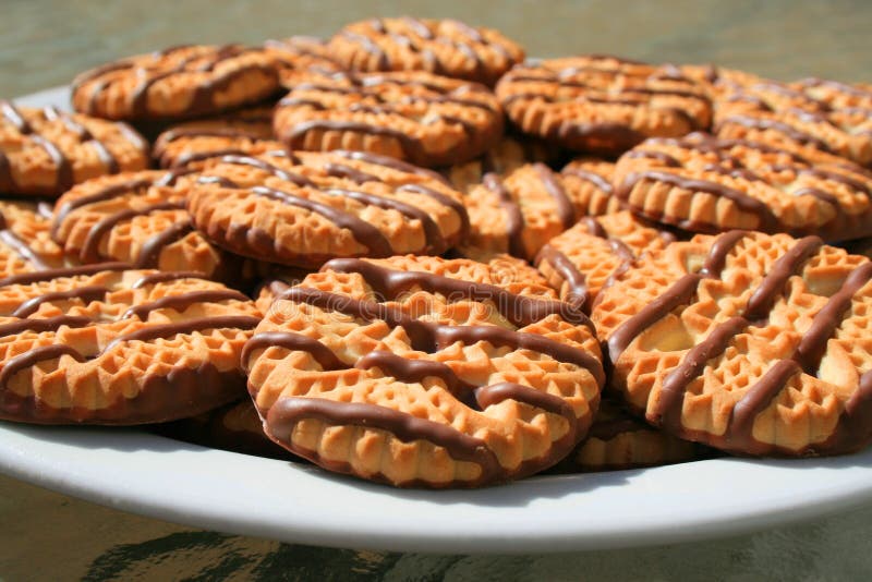 Czekoladowe ciasteczka walcowane shortbread nosi obrazy stock