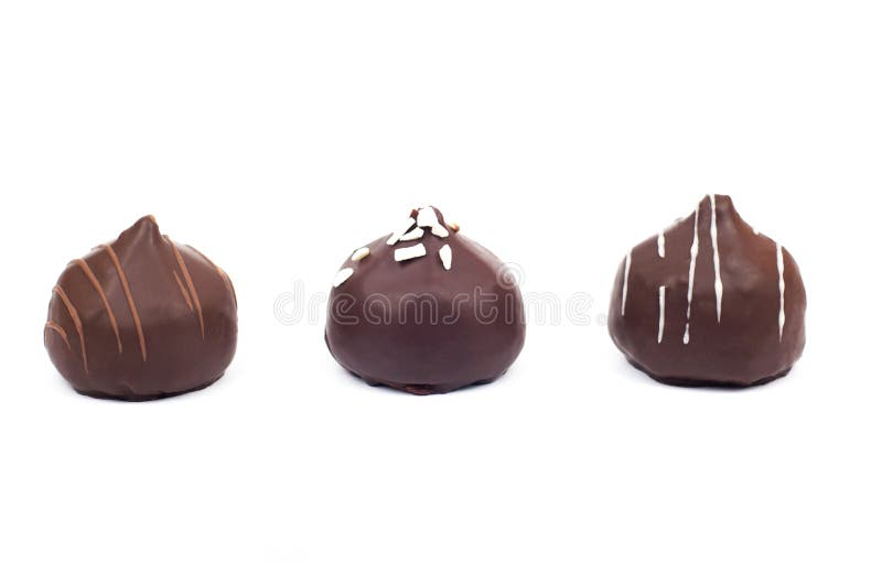 Czekoladowe trufle Minimalny Karmowy pojęcie. Yummy domowej roboty brown czekoladowe słodkie trufle na białym tle