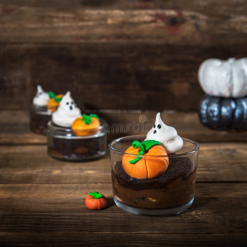 Czekoladowy brudu pudding dla Halloween z beza duchami obraz royalty free Czekoladowy brudu pudding dla Halloween z beza duchami obraz royalty free