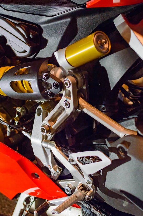 Czerep zawieszenie nowożytny motocykl Aluminiowe części rama obraz stock Czerep zawieszenie nowożytny motocykl Aluminiowe części rama obraz stock