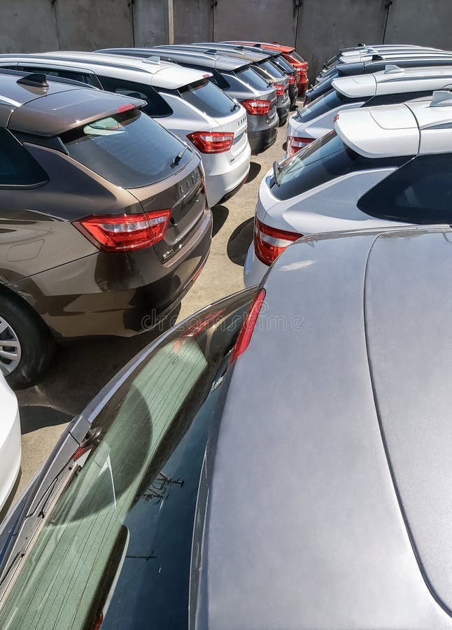 Czerwiec 14 2020 novocheboksarsk rosja rzędy samochodów w salonie fotografia stock