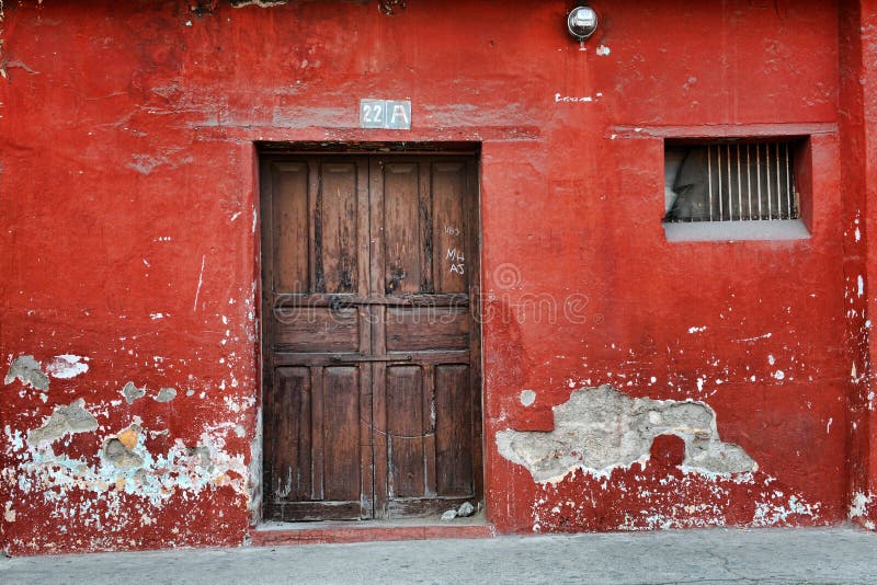 Czerwieni drzwiowa stara ściana
